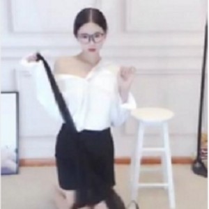 网易cc冰肌玉骨的人气女主播（小恩雅），职业装的制服诱惑根本难以阻挡【6V-323M】