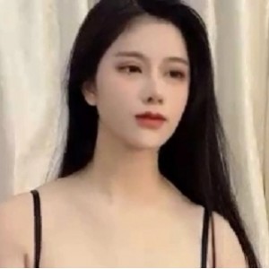 神仙姿色的全方位展示美女使用精油进行放飞自我，开放属性爆表，发声声令人陶醉。1V镜头拍摄，视频容量为1.35GB，可在百度盘下载。