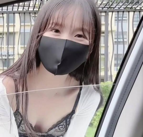 扣扣传媒：扣扣传媒的商品标题可以是扣扣传媒-媒体传播服务。妹子：妹子的商品标题可以是妹子-可爱风格服饰。天花板：天花板的商品标题可以是天花板-装饰天花板材料。粉