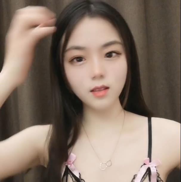 颜值和身材出众的小美女