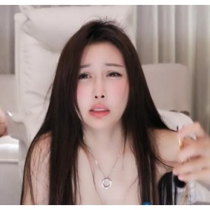 Peeggy-fun：花式人体喷泉直播，4个3.7G视频，价格200代币