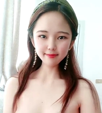 漂亮带货主播展示的精美商品