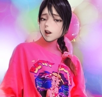 小学音乐老师展示钢琴和吉他技巧