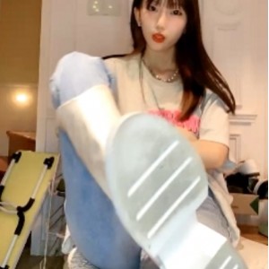 套路主播小雨：丝足寸止红绿灯，24.5g神秘抱枕大揭秘