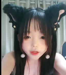 受她的美貌和童真魅力！