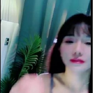 顶级名媛自拍合集2V2.5G，纯情倩倩车灯诱惑！