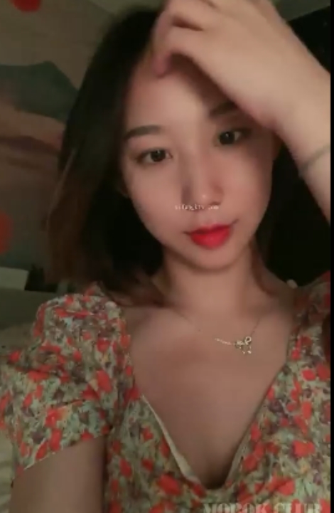 青春百度盘可爱迷人学生妹子最新合集1V850M，放假在闺房撩骚