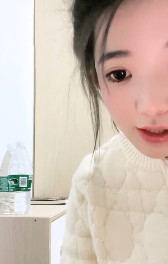 宿舍直播大二学妹30V新增50.4g珍藏