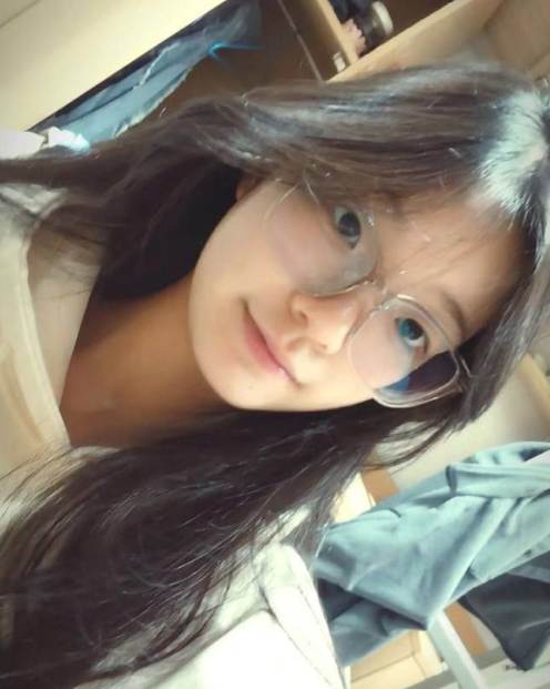 云盘莹莹大学生私密互动11V235MB眼镜妹反差