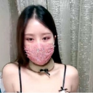 哗哩哗哩优质尤物〖小鱼弄〗土豪定制泉水四起，穿搭有尺度玩具摆拍