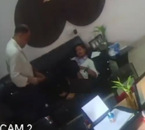 印度监控实拍老板秘书办公室深入交流439.3MB绝密拍摄